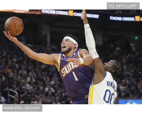 布克手感低迷却助攻频频半场仅得6分4失误展现团队配合